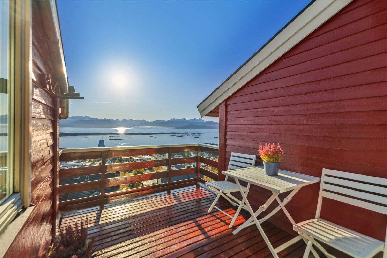 Her kan du nyte praktfull utsikt både dag og kveld - fra solfylte morgener til stemningsfulle solnedganger. Balkongen er et perfekt sted for avslapning, kaffekoppen eller hyggelige stunder med venner. Galleribilde