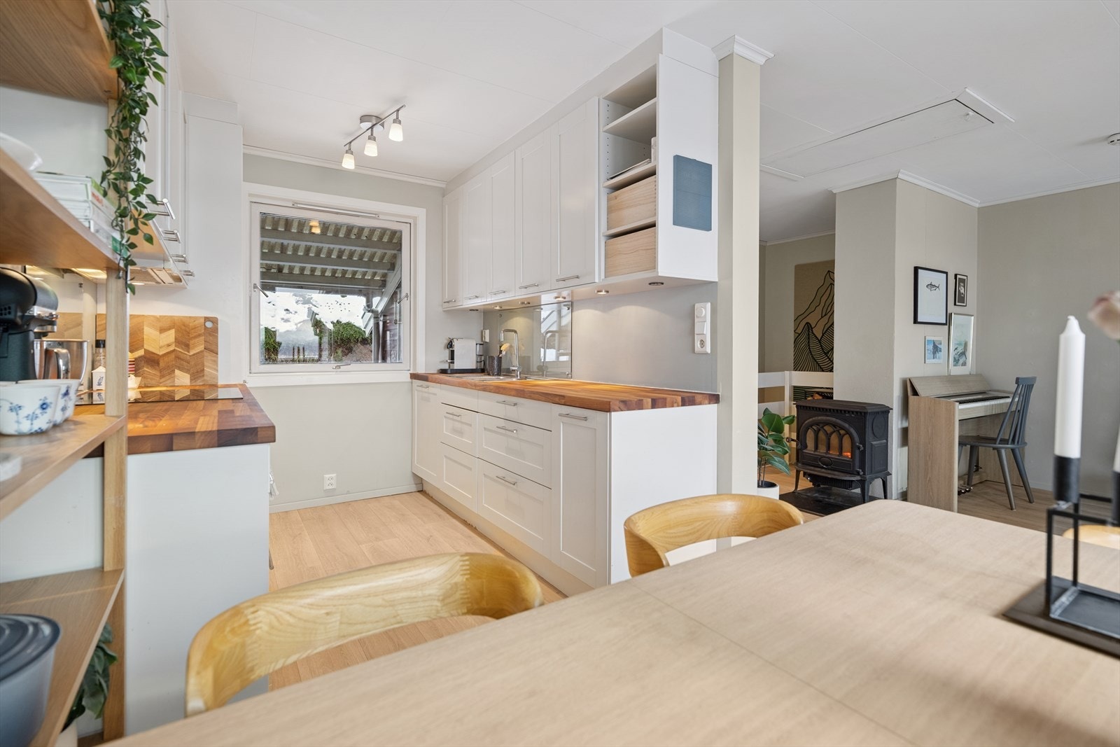 Kjøkkenet er godt utstyrt med hvitevarer som stekeovn, platetopp, oppvaskmaskin og kjøl-/fryseskap, og har en kjøkkenventilator med avtrekk via sentralavtrekk. Galleribilde