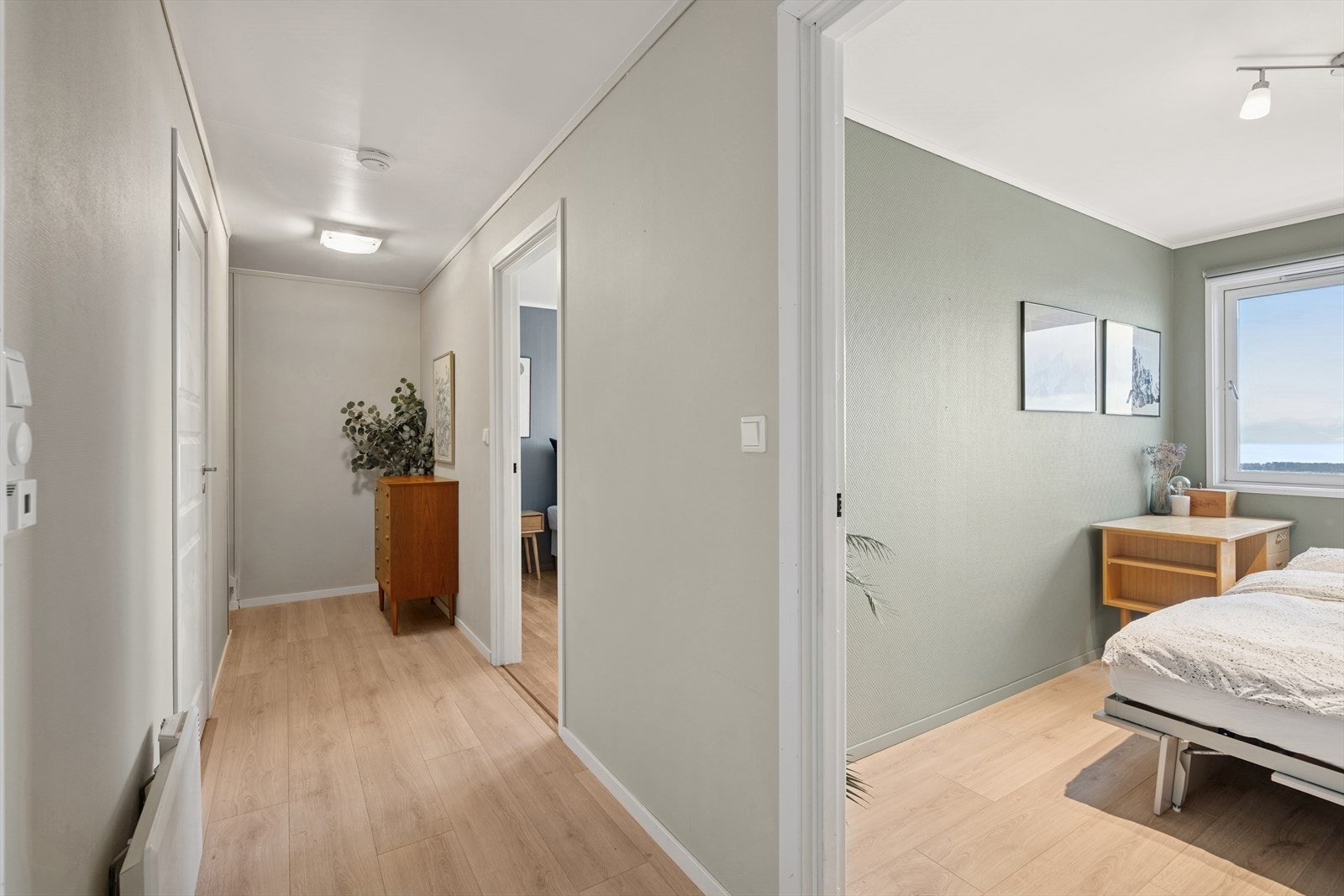 Her finner du to romslige boder med god lagringsplass, samt to store soverom og et pent nyoppusset baderom. Galleribilde