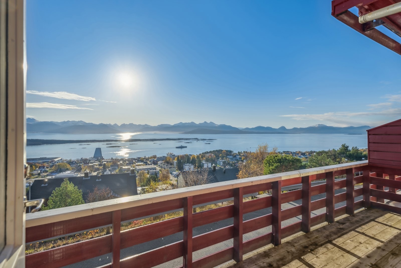 Her kan du starte dagen med en kopp kaffe mens du nyter panoramautsikten over fjorden og det vakre landskapet, eller avslutte kvelden i rolige omgivelser Galleribilde