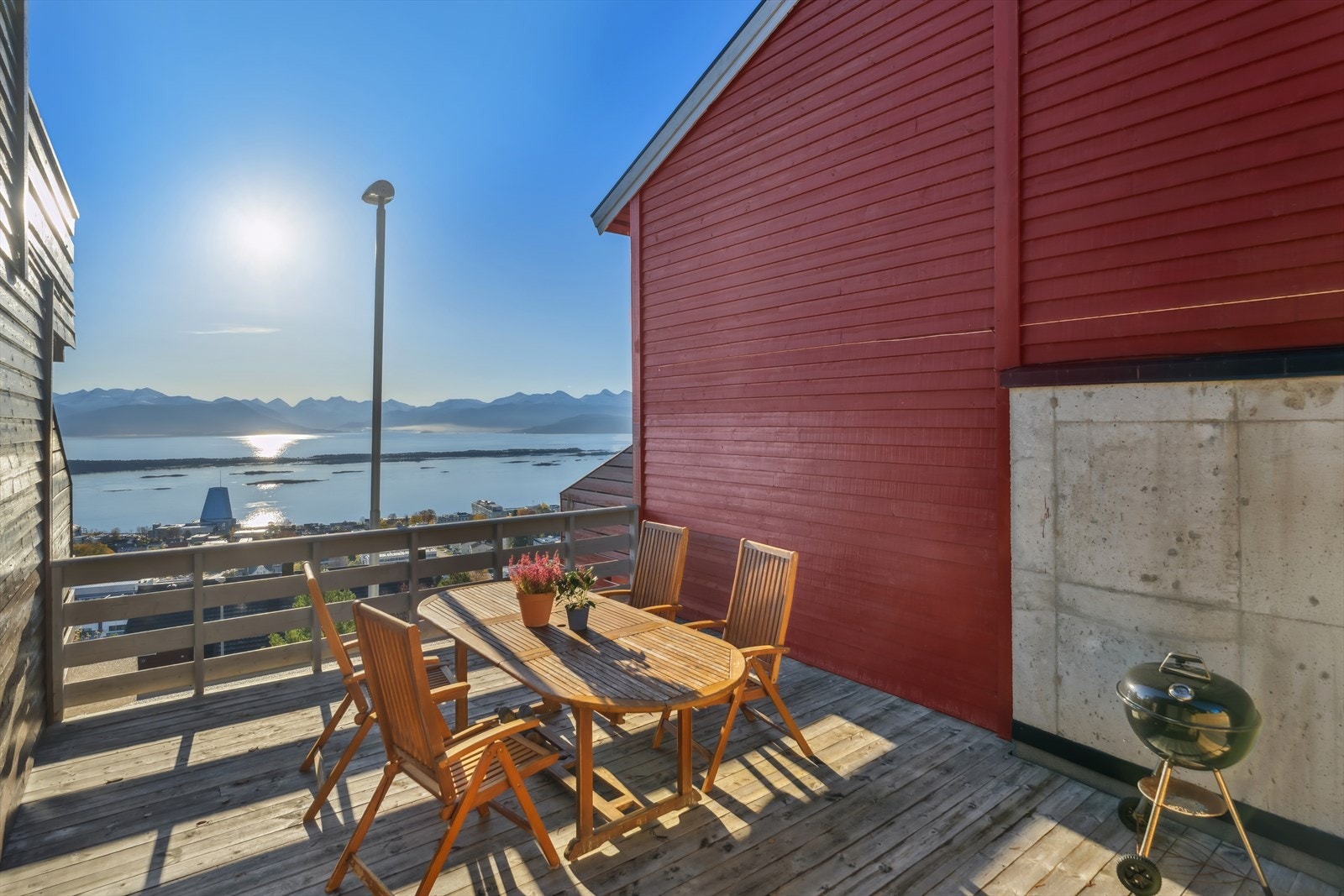 Boligen deler en flott felles terrasse med naboen i 14D - et sosialt samlingspunkt med nydelig utsikt over fjorden og de vakre omgivelsene. Her er det god plass til utemøbler og grill, perfekt for hyggelige sommerdager med familie og venner. Galleribilde