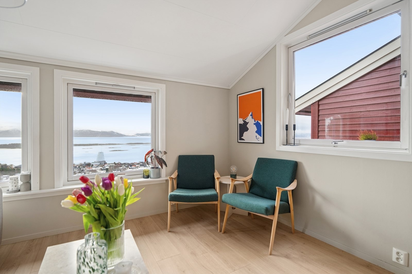 Her kan du nyte panoramautsikten mens du slapper av med en god bok eller samler familie og venner til hyggelige stunder. Galleribilde