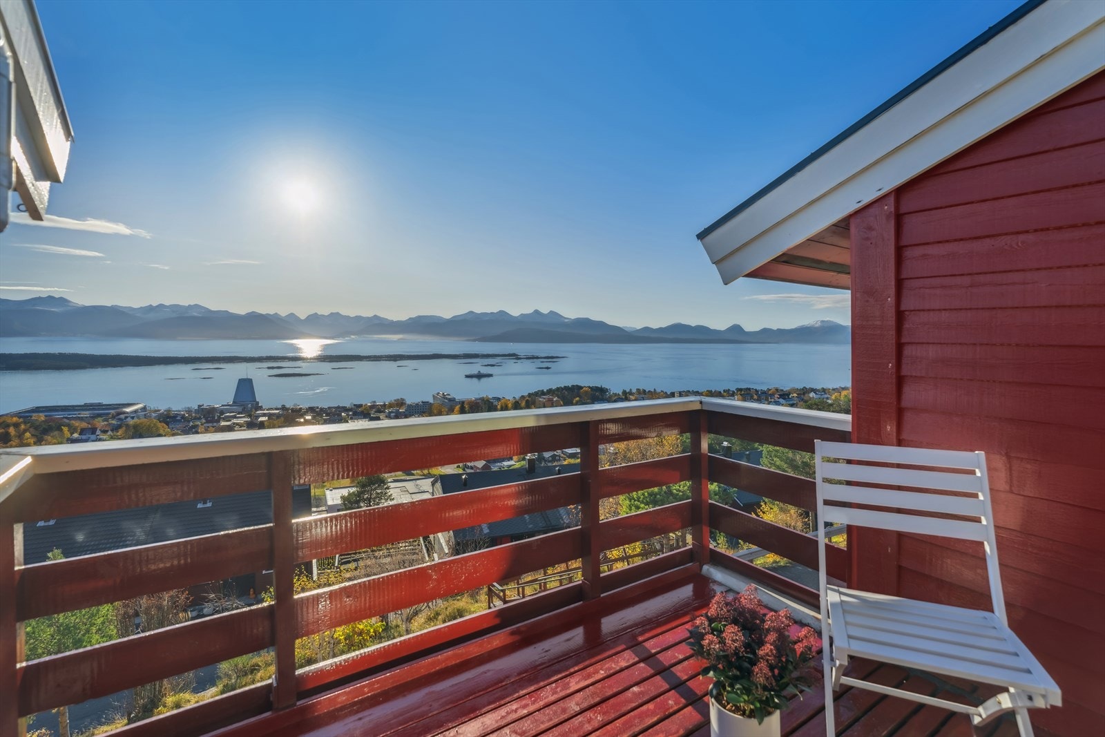 Fra stuen har du utgang til en sørvendt balkong på ca. 7 kvm, med god plass til utemøbler og en lun atmosfære. Galleribilde