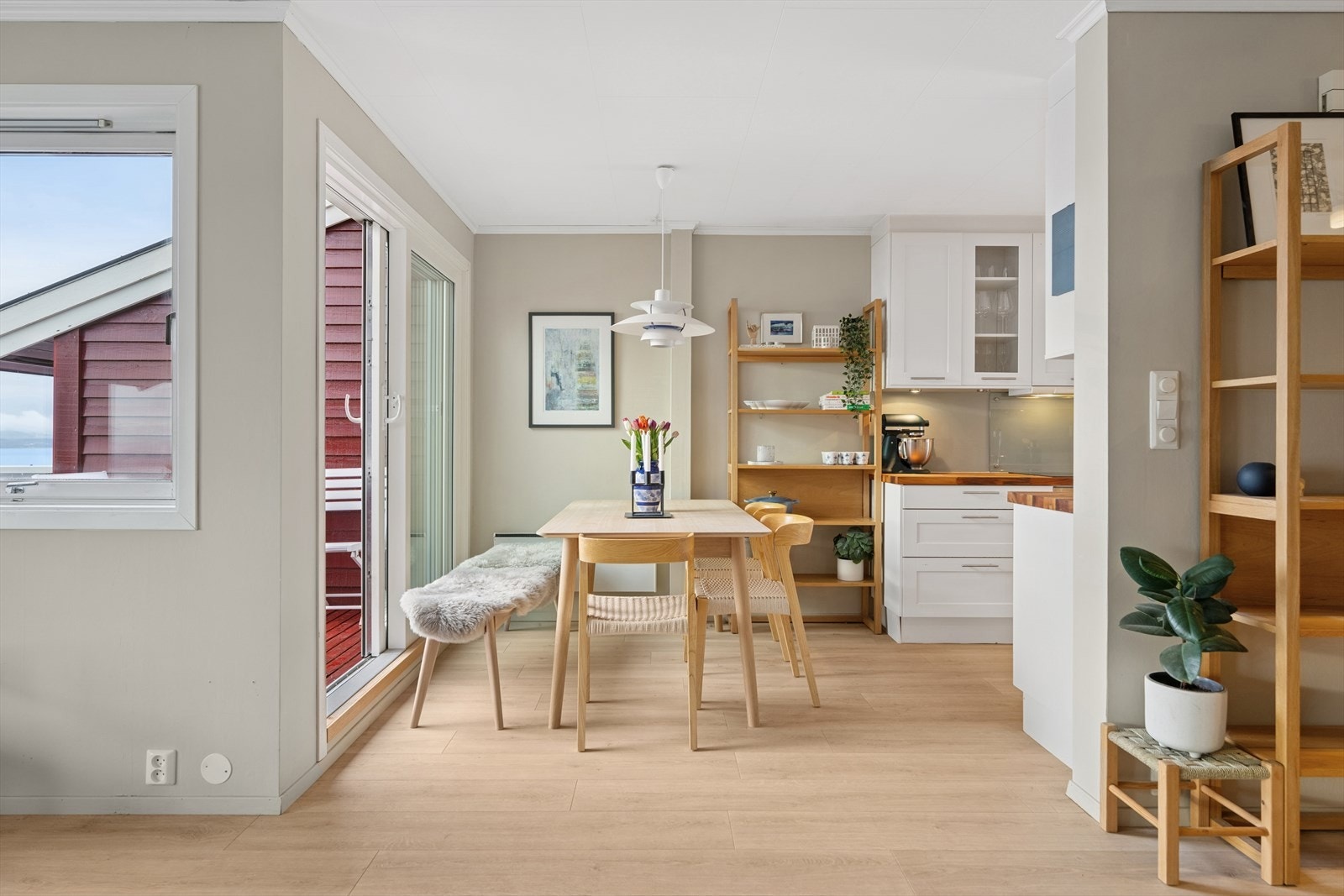 Her er det god plass til et stort spisebord, perfekt for hyggelige måltider med familie og venner. Galleribilde