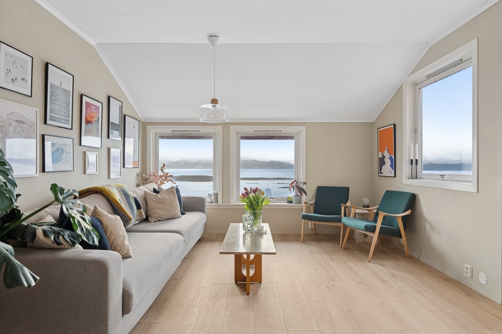 Store vindusflater slipper inn rikelig med dagslys og rammer inn den flotte utsikten, der båtene glir stille forbi. Galleribilde