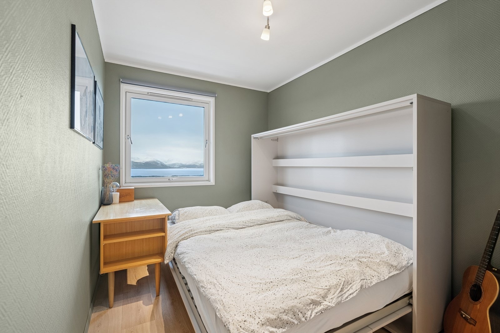 Det andre soverommet er noe mindre enn hovedsoverommet, men har en svært praktisk utforming med god plass til både seng og skrivepult. Dette gjør rommet ideelt som barnerom, ungdomsrom eller et hyggelig gjesterom. Galleribilde