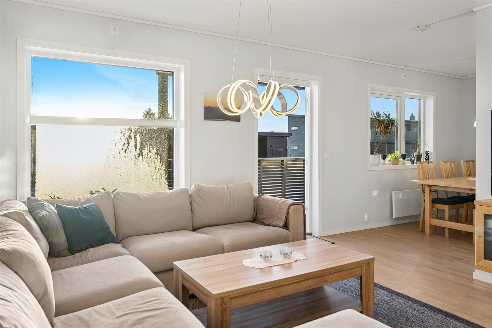 Fra stuen har du direkte utgang til en overbygget, sørvendt terrasse på hele 11 kvm - et perfekt sted for å nyte solrike dager og lune sommerkvelder. Galleribilde