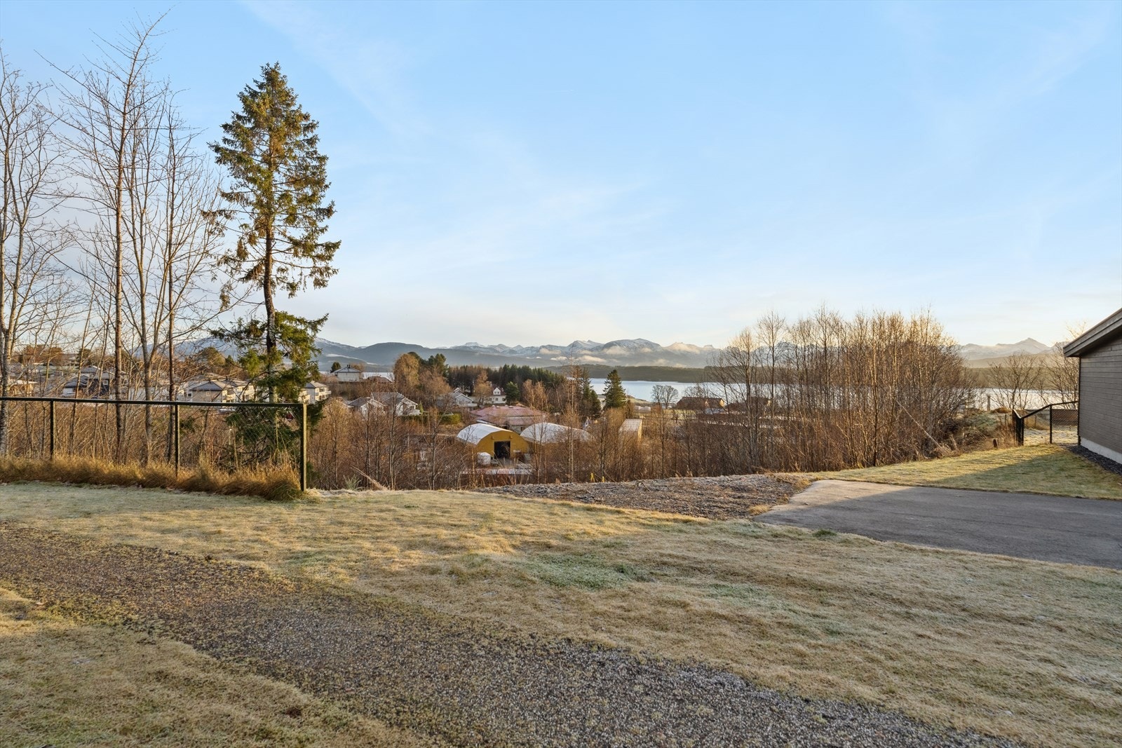 Det er fine fellesarealer i sameiet. Fin utsikt mot sydøst. Galleribilde