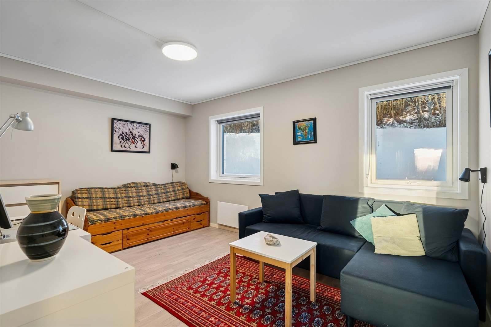 Begge rommene har vinduer som slipper inn rikelig med dagslys og gir en behagelig utsikt mot omgivelsene, noe som skaper en lys og trivelig atmosfære. Galleribilde