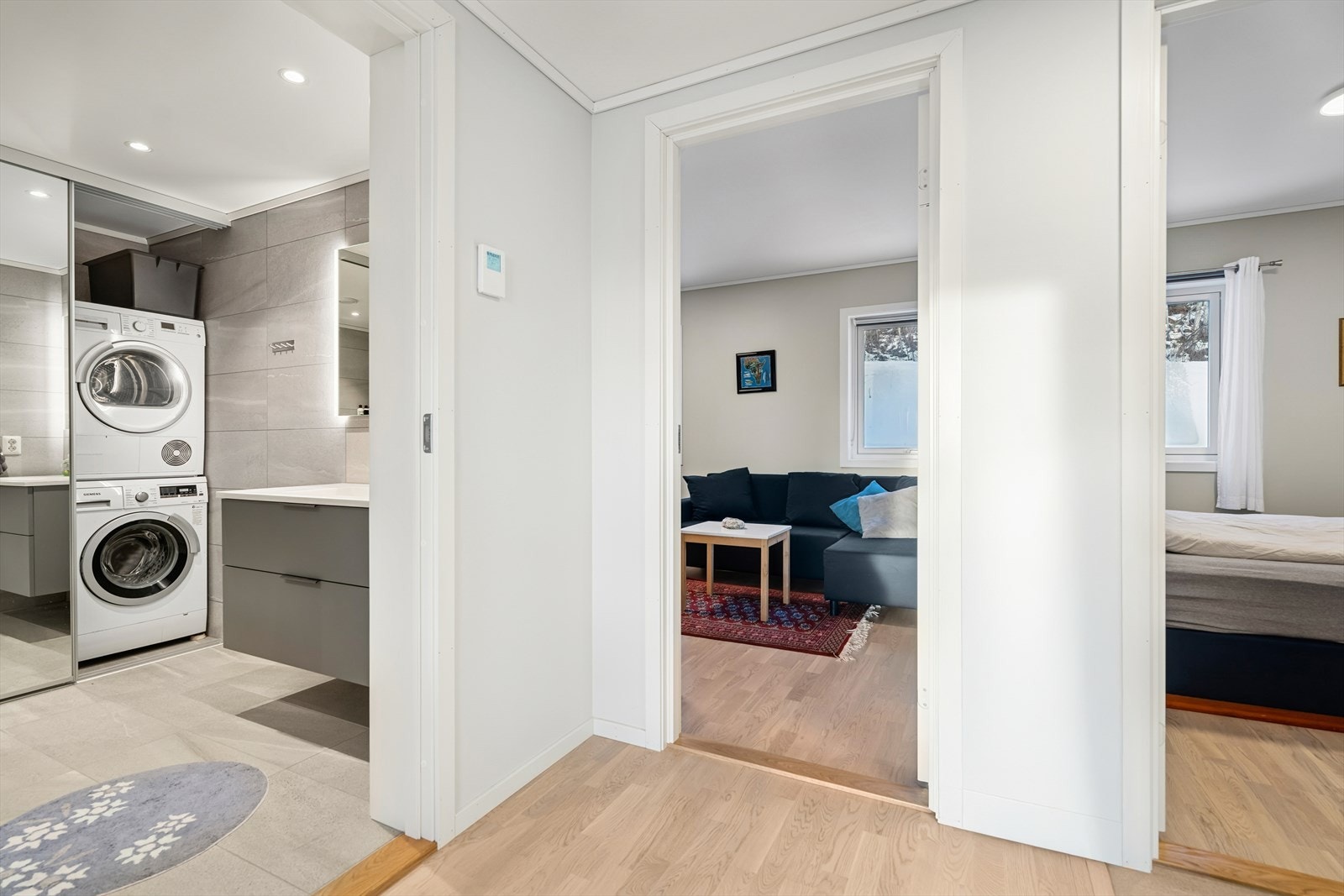 Fra gangen er det direkte tilgang til bad med flislagte overflater og integrert vaskesøyle gir funksjonell bruk av plassen. Galleribilde