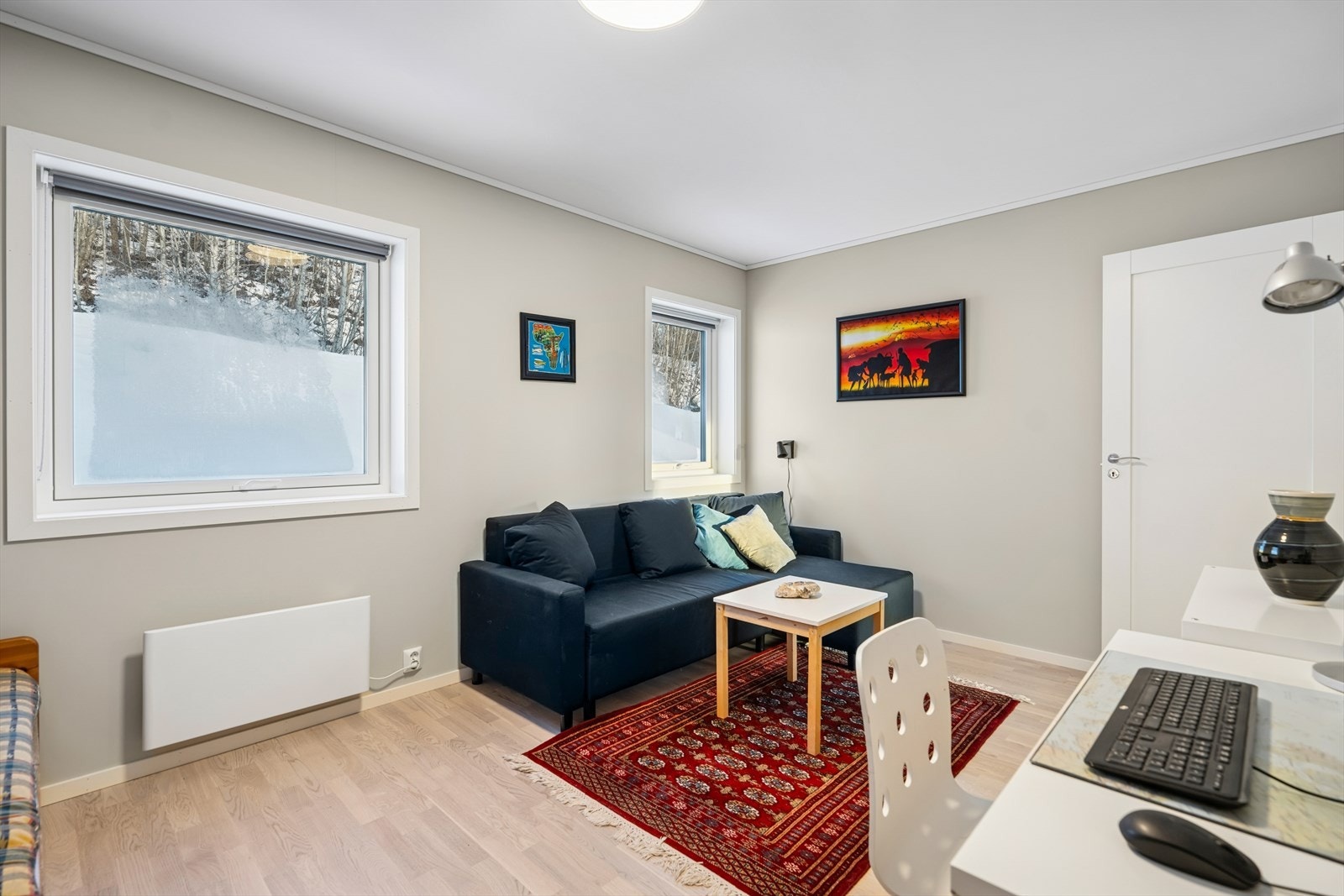 Det største rommet er perfekt som hovedsoverom, med plass til en komfortabel seng og for etablering av garderobeløsninger. Galleribilde