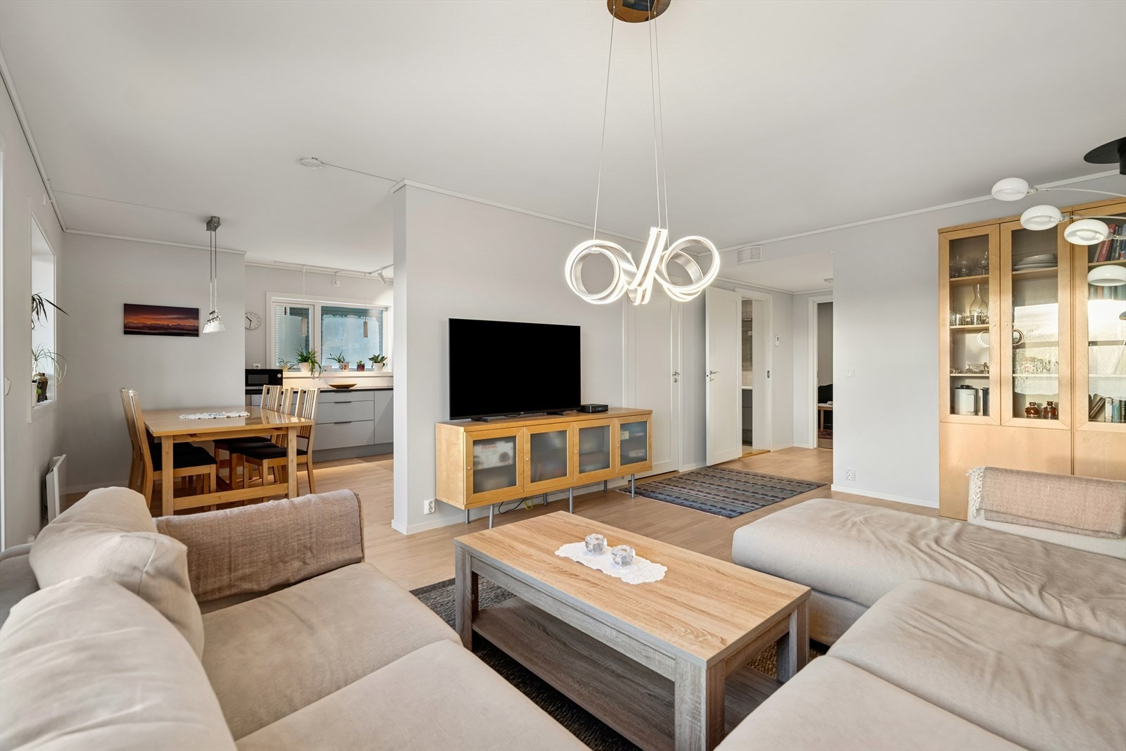 Videre inn kommer du til en lys og pen stue med åpen stue- og kjøkkenløsning. Stue og kjøkken er hjemmets samlingspunkt - et lyst og trivelig rom med store vindusflater som slipper inn rikelig med dagslys og gir en varm og åpen atmosfære. Galleribilde