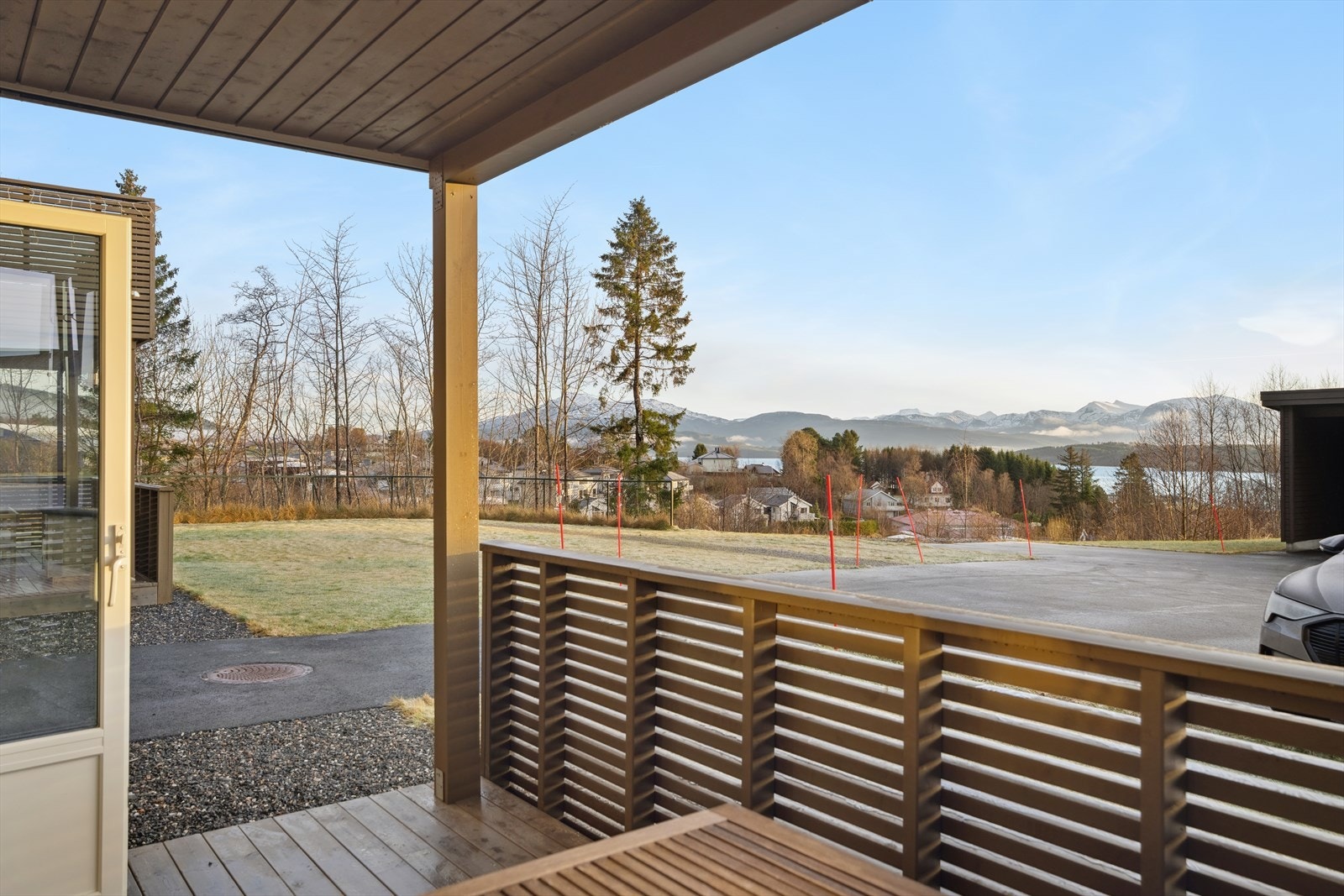 Her er det god plass til både utemøbler og grill, slik at du enkelt kan invitere til hyggelige måltider ute. Galleribilde