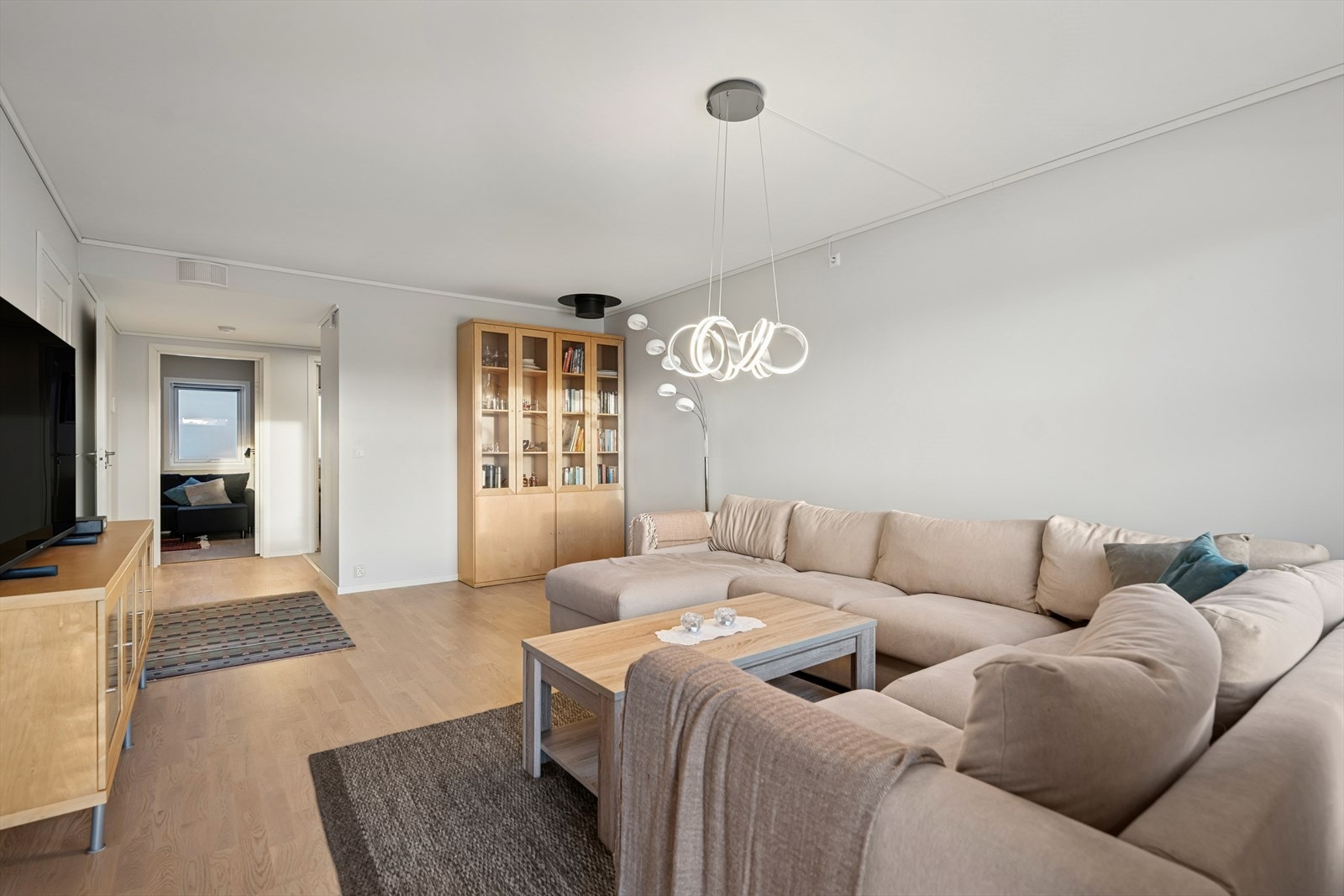 De lyse fargene og den naturlige romfølelsen gir en harmonisk ramme for hverdagen, hvor små og store øyeblikk kan nytes sammen. Galleribilde