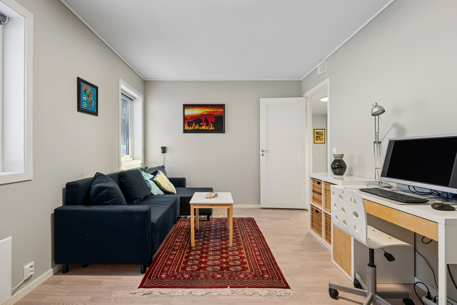 Fra entréen kommer du inn til leilighetens to soverom, begge med gode størrelser og praktiske løsninger. Galleribilde