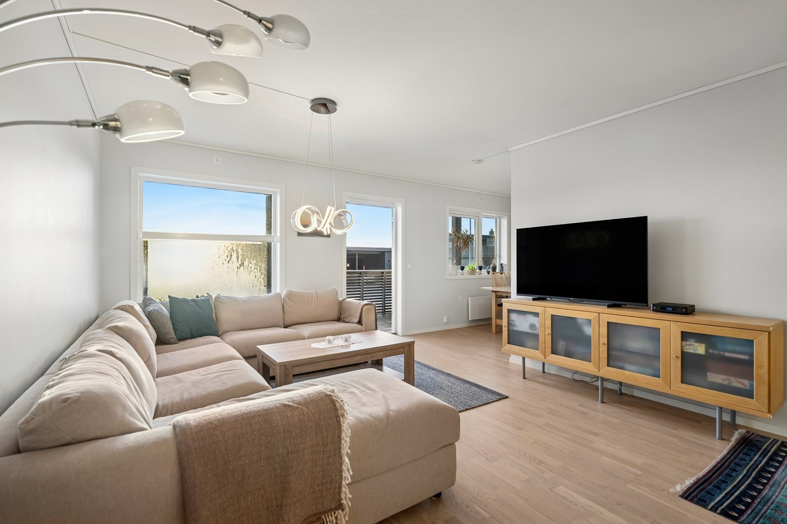 En nyere og moderne 3-roms selveierleilighet med trappefri adkomst og terrasse og med parkering i felles carportanlegg med tilhørende bod. Galleribilde