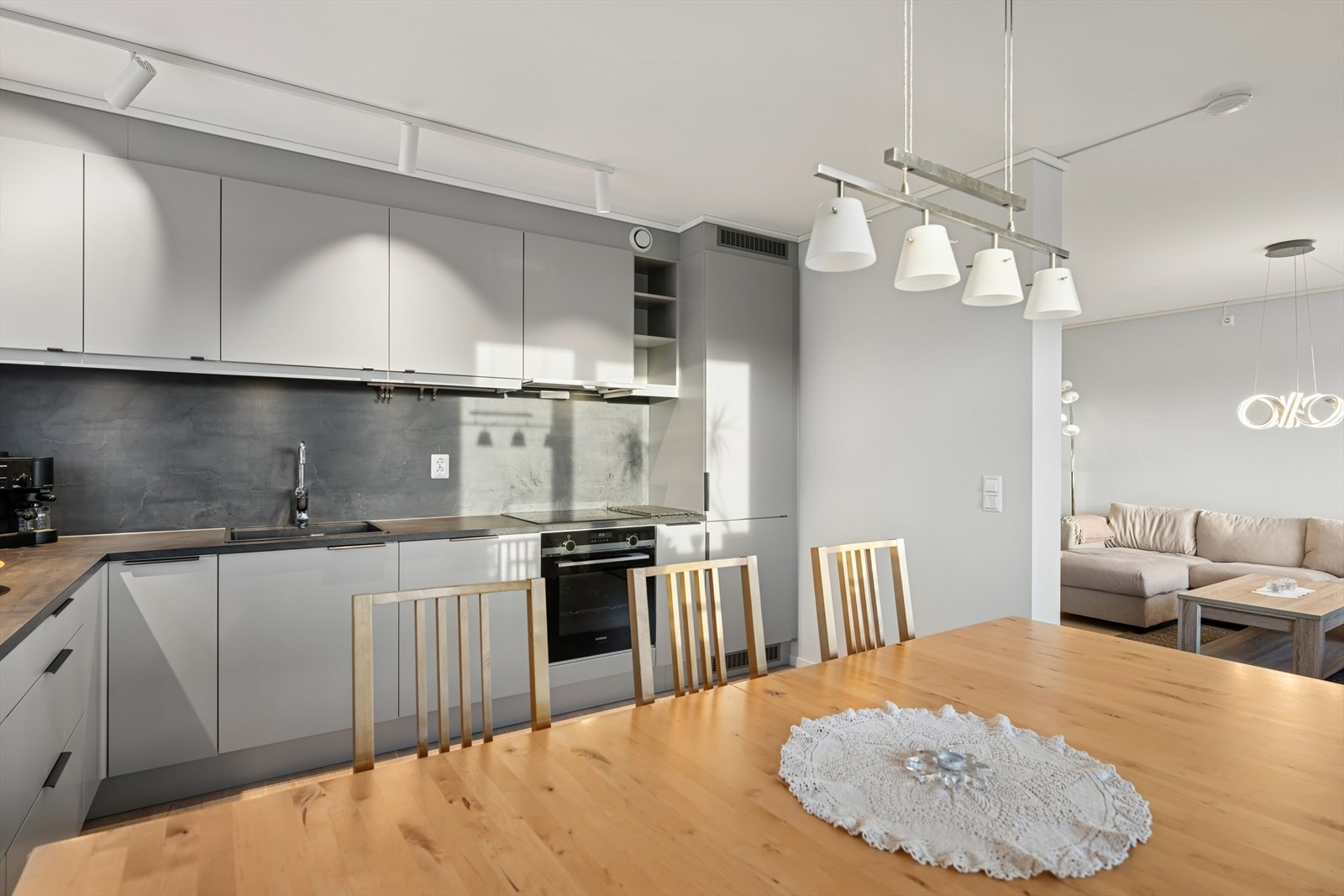 Kjøkkenet, som ble installert i 2022, fremstår som moderne og funksjonelt med en pen innredning i grå, glatte fronter som gir et tidløst og elegant uttrykk. Galleribilde