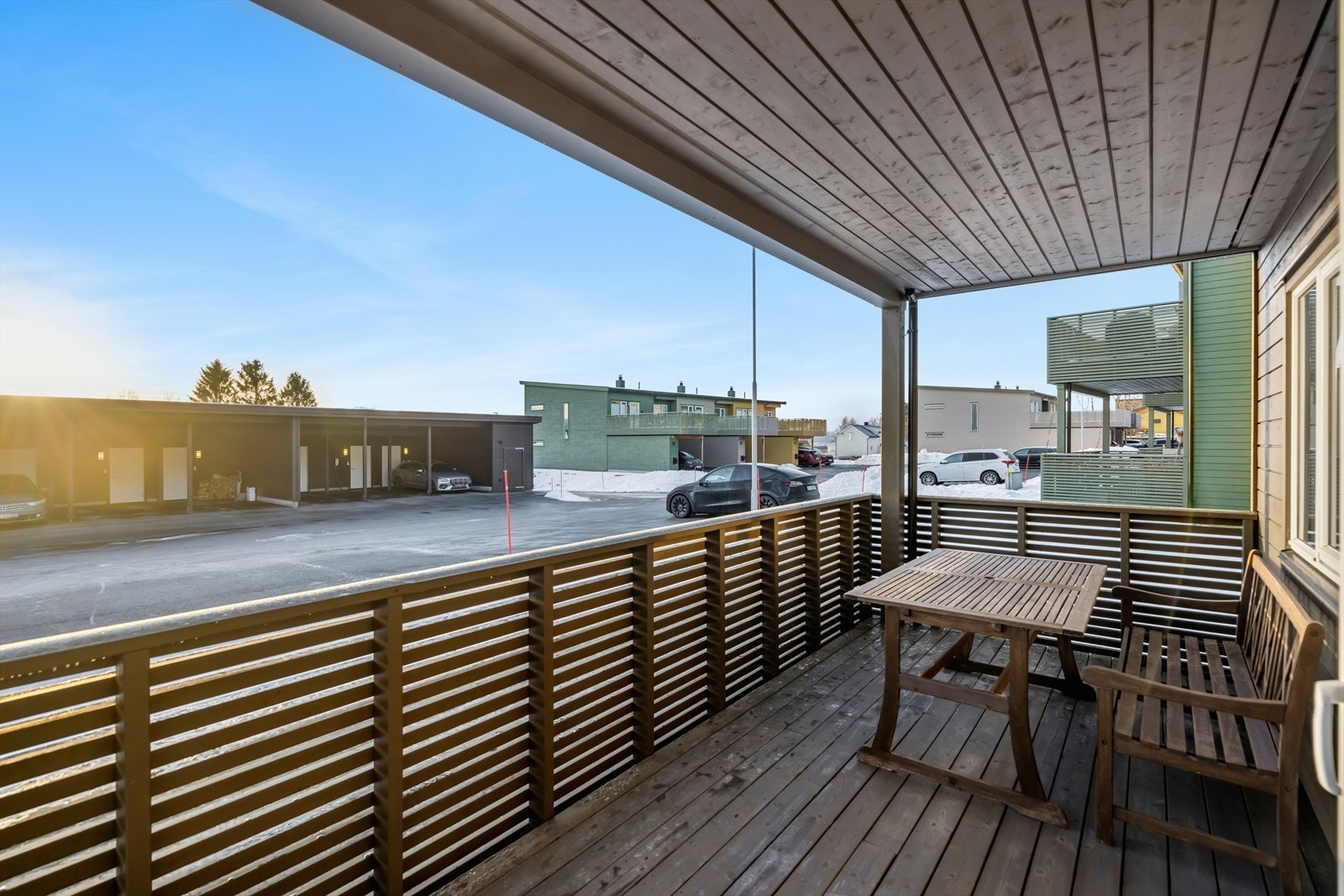 Den overbygde, sørvendte terrassen gir en lun og skjermet uteplass - perfekt for å nyte solrike dager og hyggelige måltider utendørs. Galleribilde