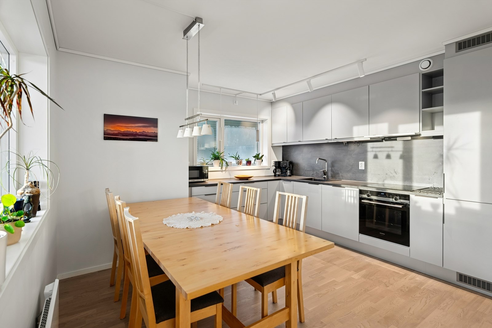 Kjøkkenet har god plass til et romslig spisebord, slik at du kan kombinere matlaging og hyggelige måltider i en sosial sone. Galleribilde