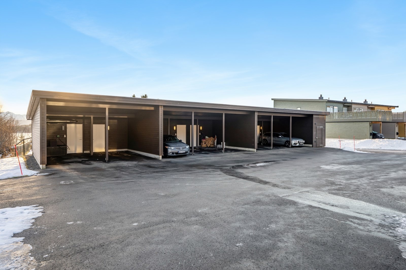 Carport nr. 4 fra venstre medfølger i handelen. Der er det også en bod i bakkant. Galleribilde