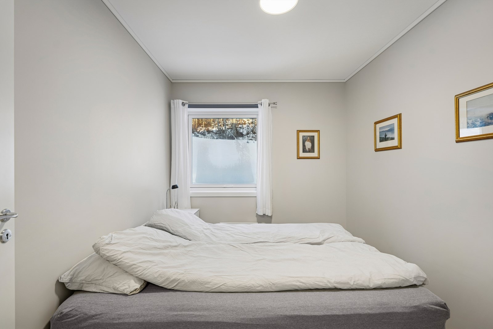 Det andre rommet, som er noe mindre, passer ypperlig som barnerom, gjesterom eller et hjemmekontor - fleksibilitet som gjør hverdagen enklere. Galleribilde