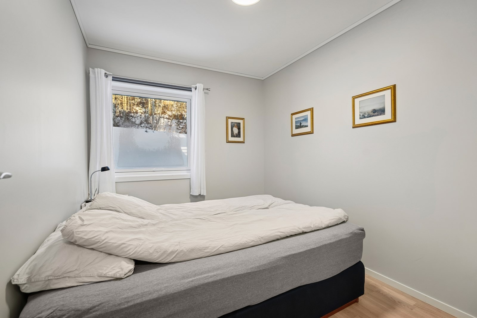 Her finner du også et garderobeskap som gir effektiv oppbevaring. Galleribilde