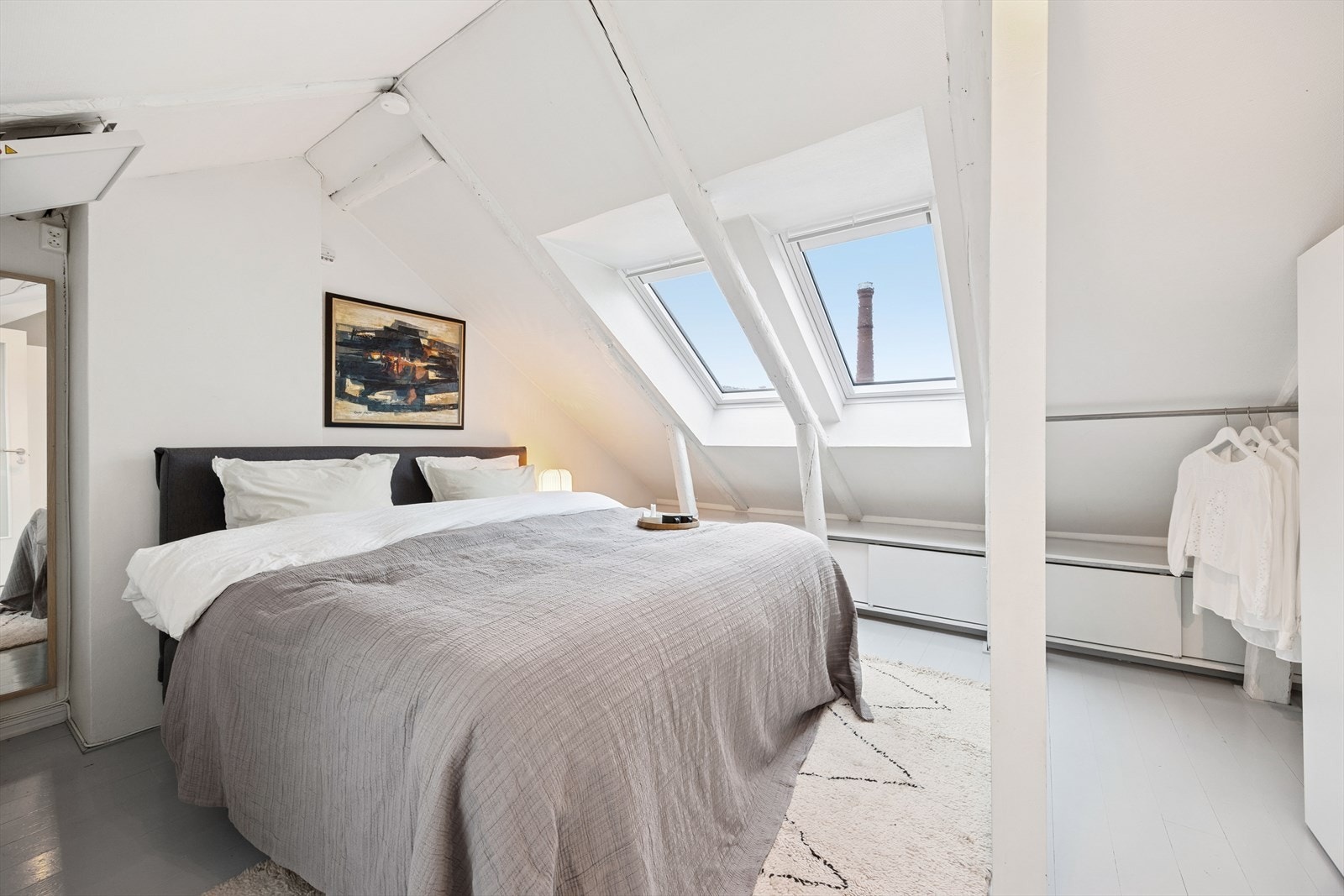 Hovedsoverommet ligger i en egen etasje og er av god størrelse med plass til en dobbeltseng og annet ønskelig møblement. Galleribilde