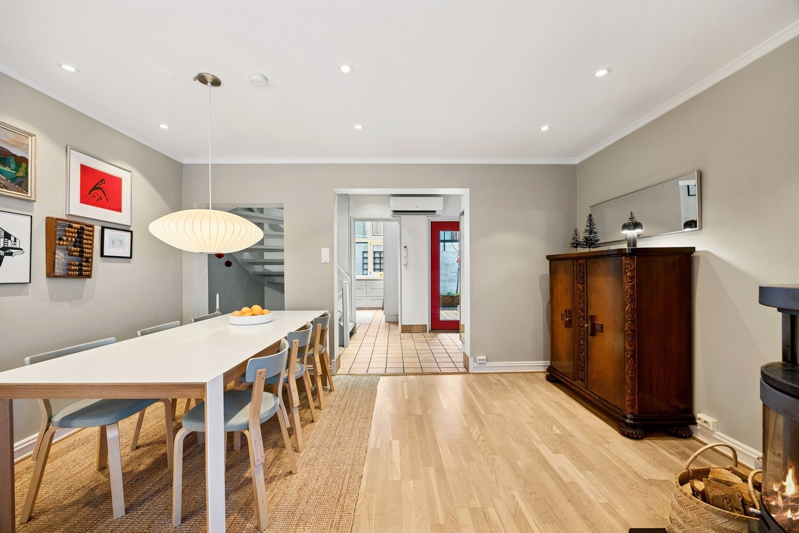 Stuen og spisestuen er hjertet av leiligheten og fremstår som et lyst og innbydende oppholdsrom med særpreg. Galleribilde