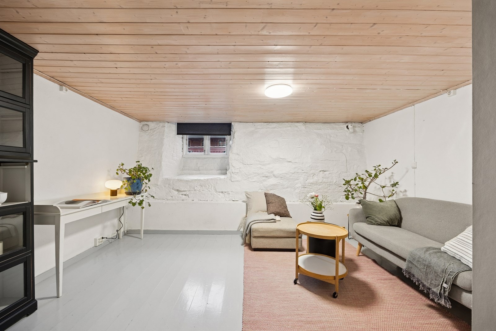 Rom innredet som kjellerstue (for lite lysinnslipp for varig opphold). Galleribilde
