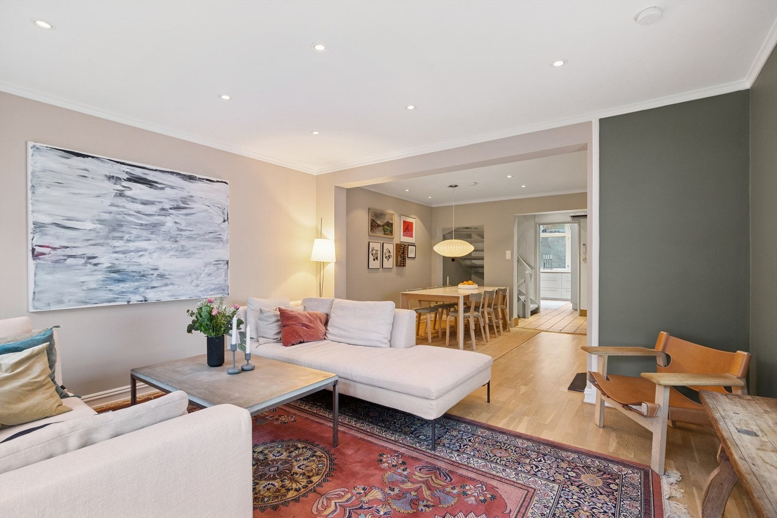 Det er montert downlights i taket og veggene er malt i en delikat farge. Galleribilde