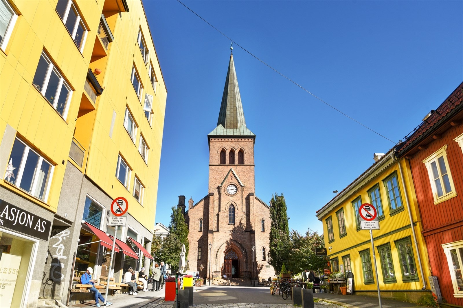 Kampen Kirke fra 1882 ligger midt på høyden og er et naturlig samlingspunkt for både kultur, konserter og lokalt miljø. Galleribilde