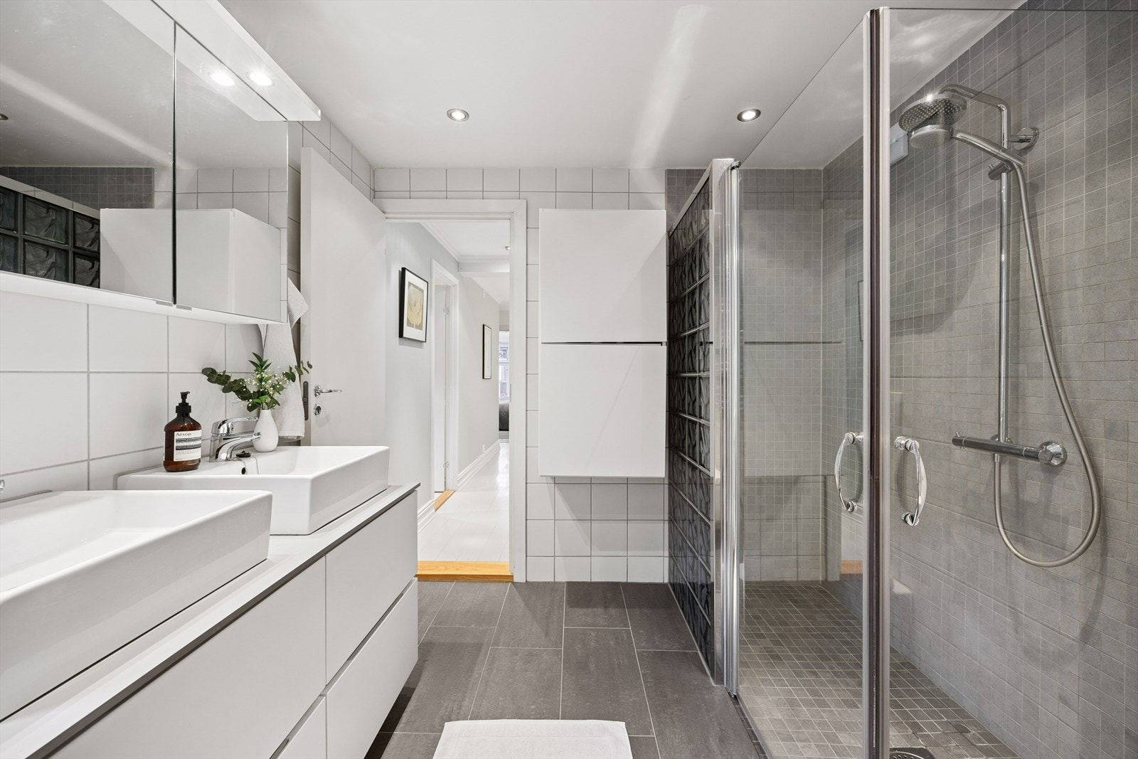 Flislagt baderom i 2. etasje med varmekabler i gulv og himlingen med malte plater med innfelte downlights. Galleribilde