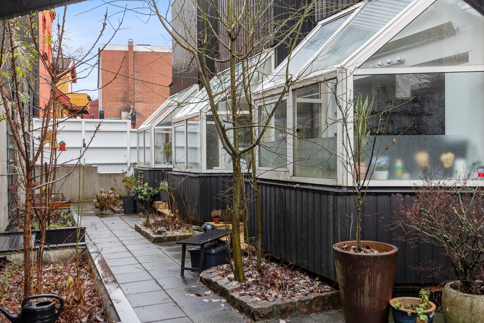 Eiet tomt på 368,5 kvm. Enheten disponerer to blomsterbed, beplantet med bringebær, moreller, peoner, stokkroser og diverse flerårige vekster. Galleribilde