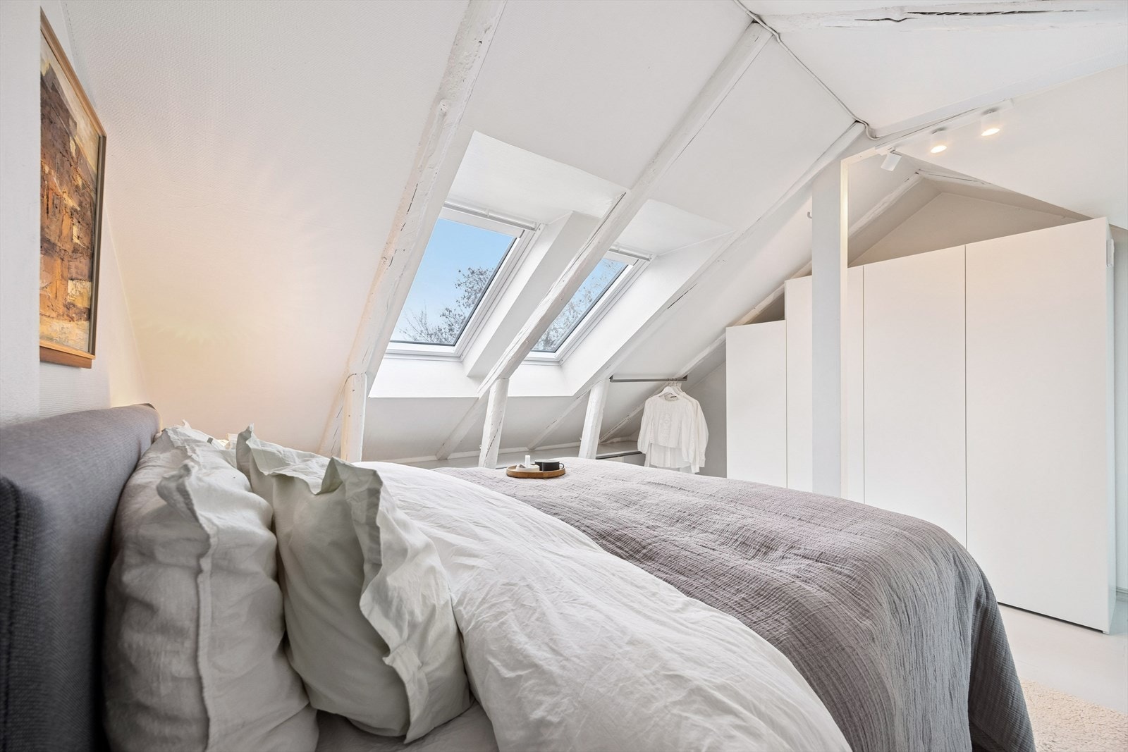 Klær kan pent ryddes bort i et romslig garderobeskap. Galleribilde