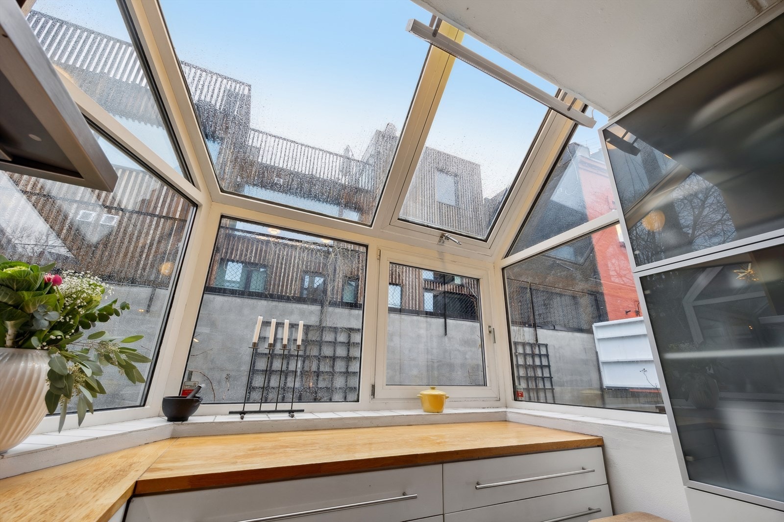 De store vinduene slipper inn fantastisk lys i boligen. Galleribilde