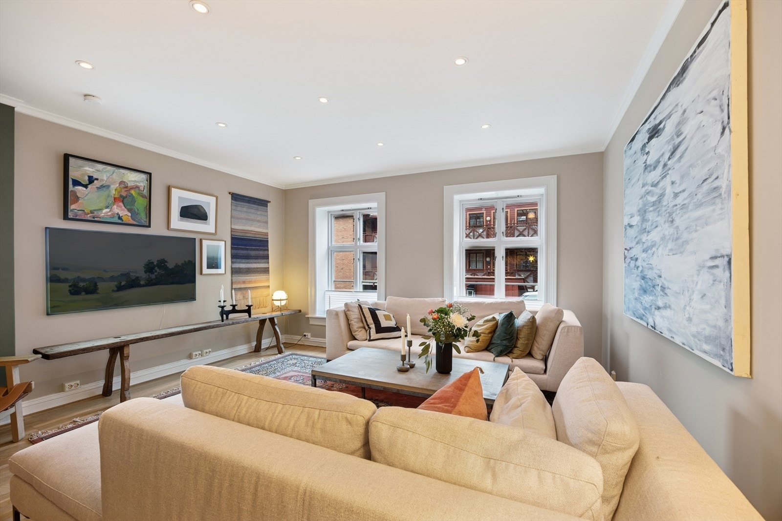 Stuen er innredet med en hyggelig sofa/tv-løsning. Stuen legger til rette for sosiale sammenkomster og avslapping. Galleribilde