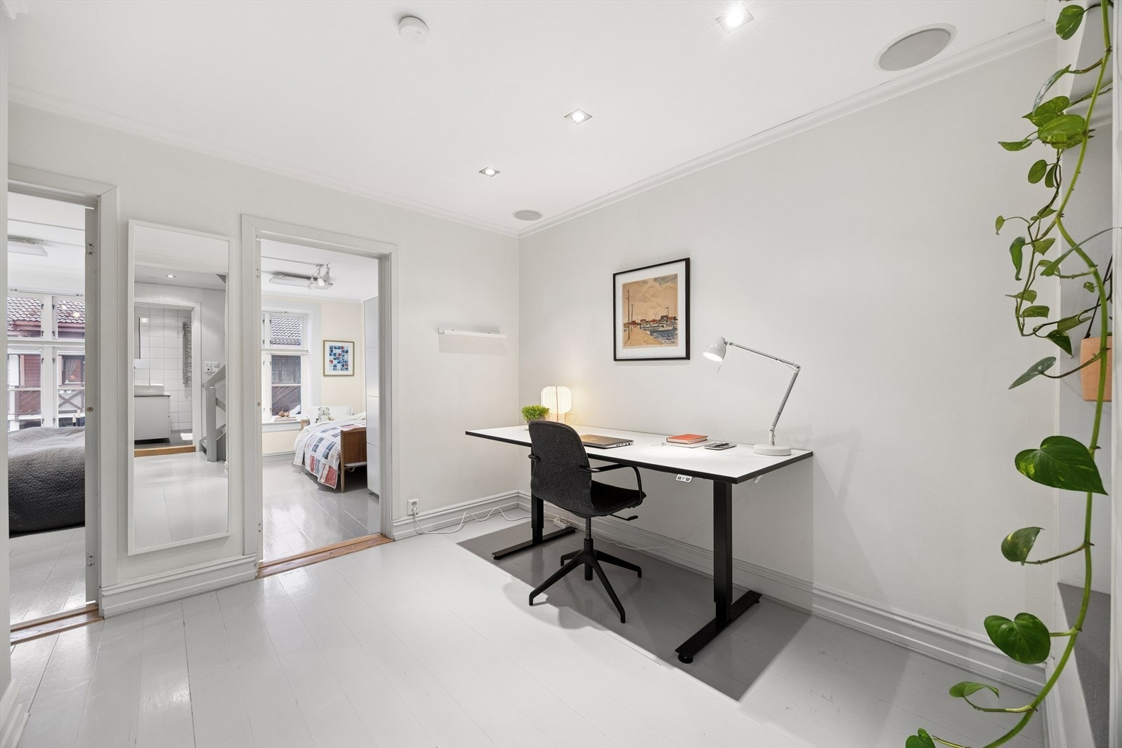 I andre etasje er det 3 soverom, ett bad og en gang som er innredet som en kontorplass. Galleribilde