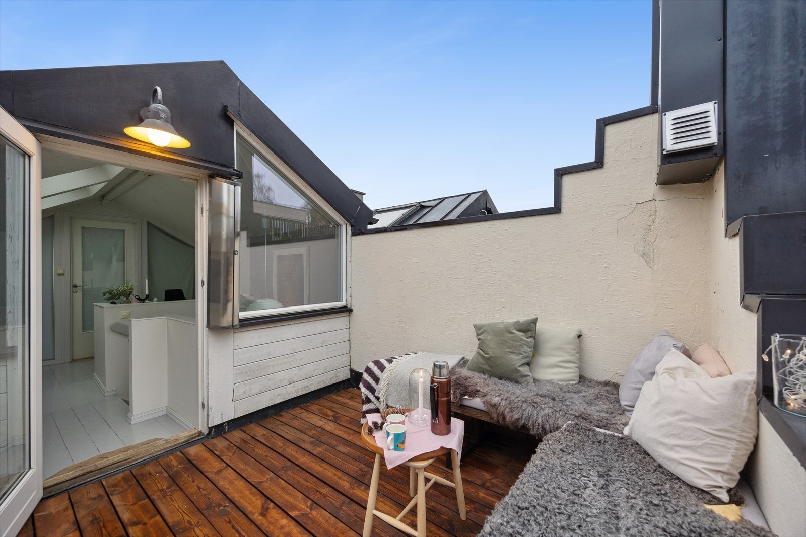 Fra loftsetasjen er det adkomst ut til boligens takterrasse på ca. 7 m². Galleribilde