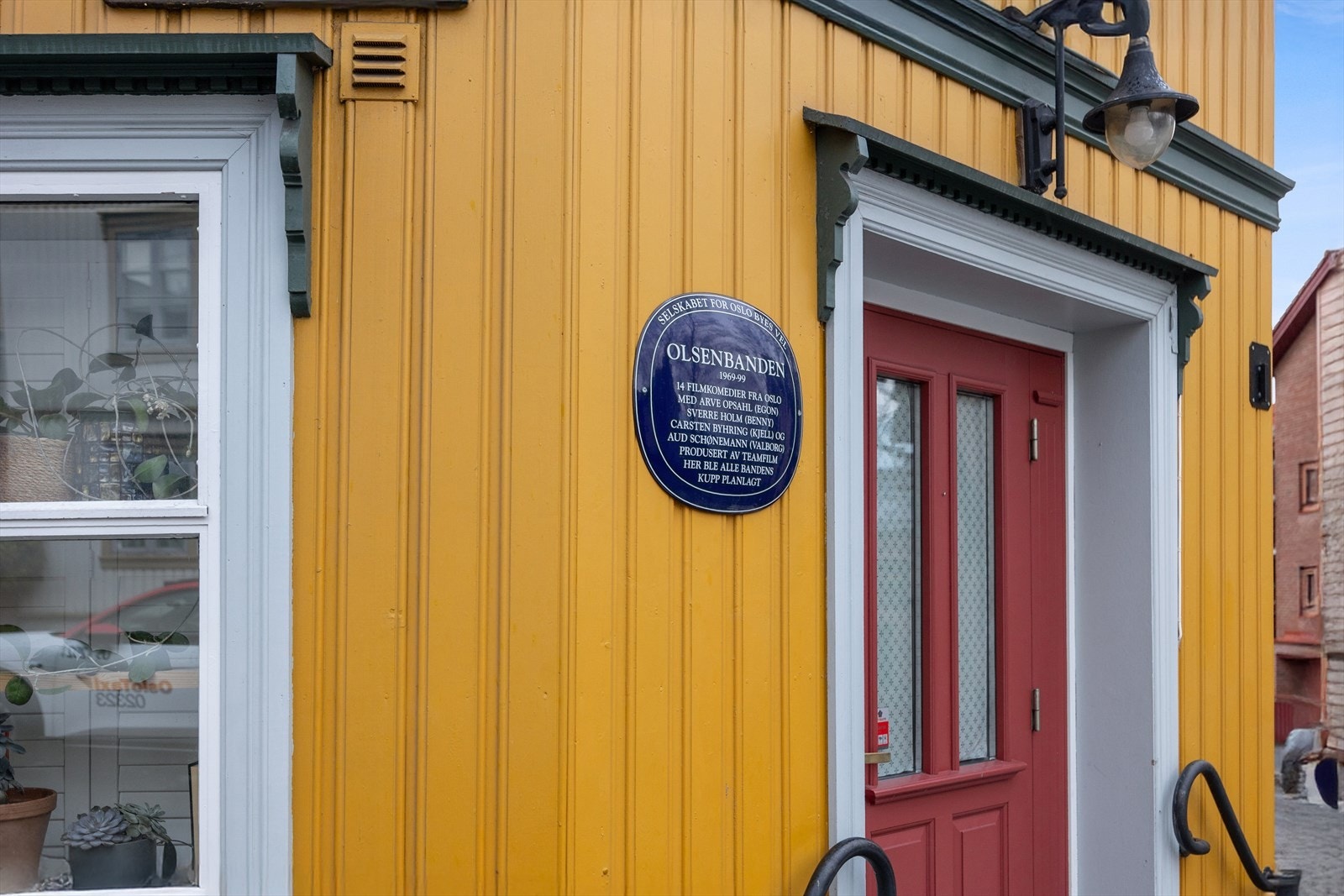 Leiligheten ligger i et attraktivt og rolig boligområde på Kampen i Oslo. Kampen preges av stille og koselige gater der flere av nabogårdene har fredede fasader som gjør at området vil beholde sin trivelige og historiske karakter. Galleribilde