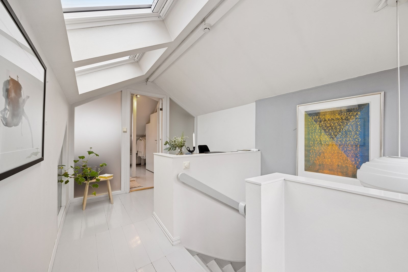 Loftsetasjen oppleves lys og luftig med store vindusflater. Galleribilde