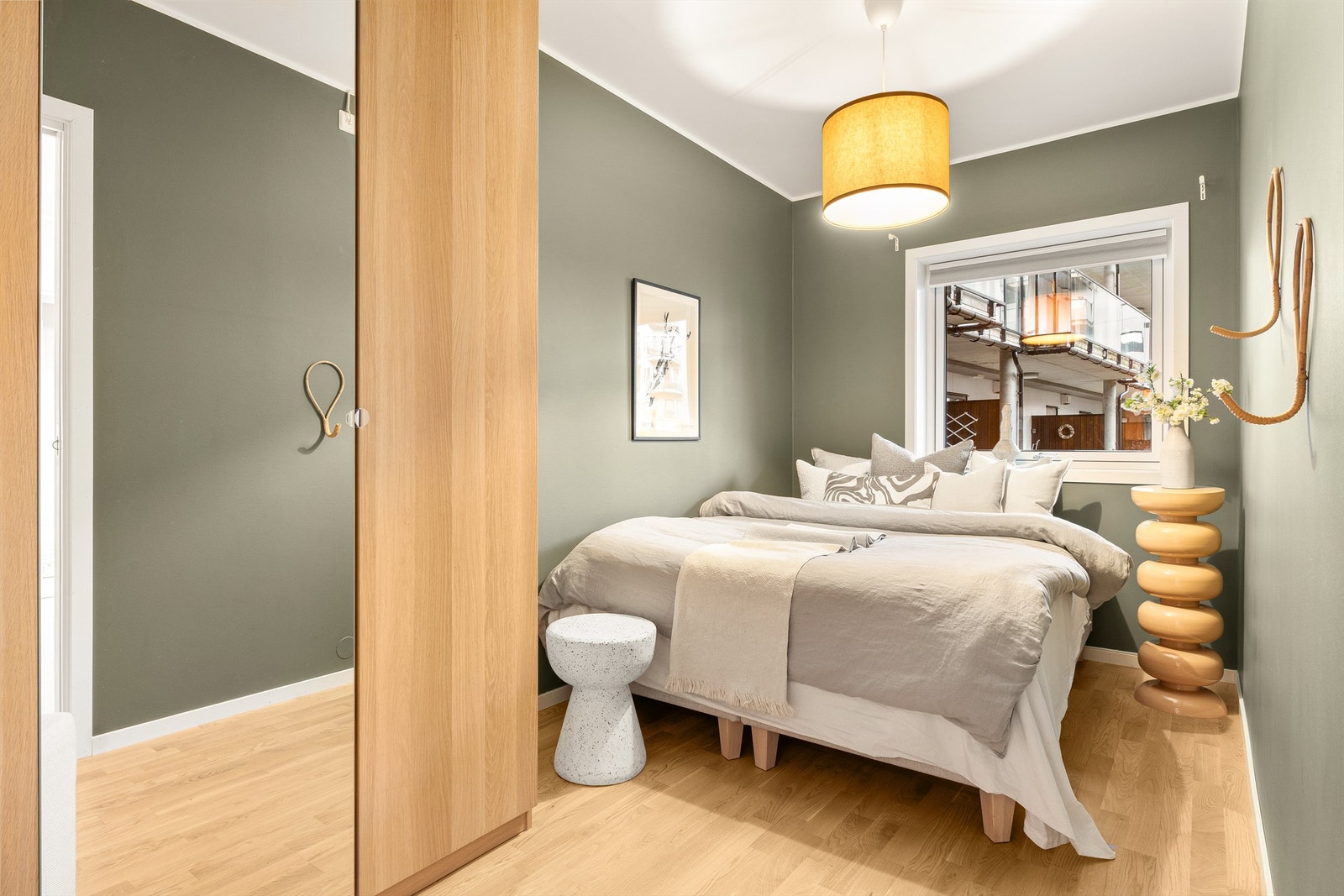 Hovedsoverommet er mål i en dempet grønnfarget med flotte naturtre garderobeskap Galleribilde