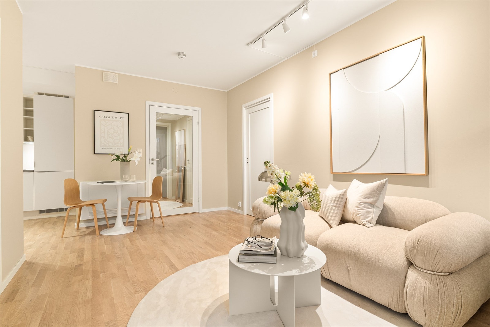 Stuen er nymalt i fargen "Hvit te" fra Jotun Galleribilde