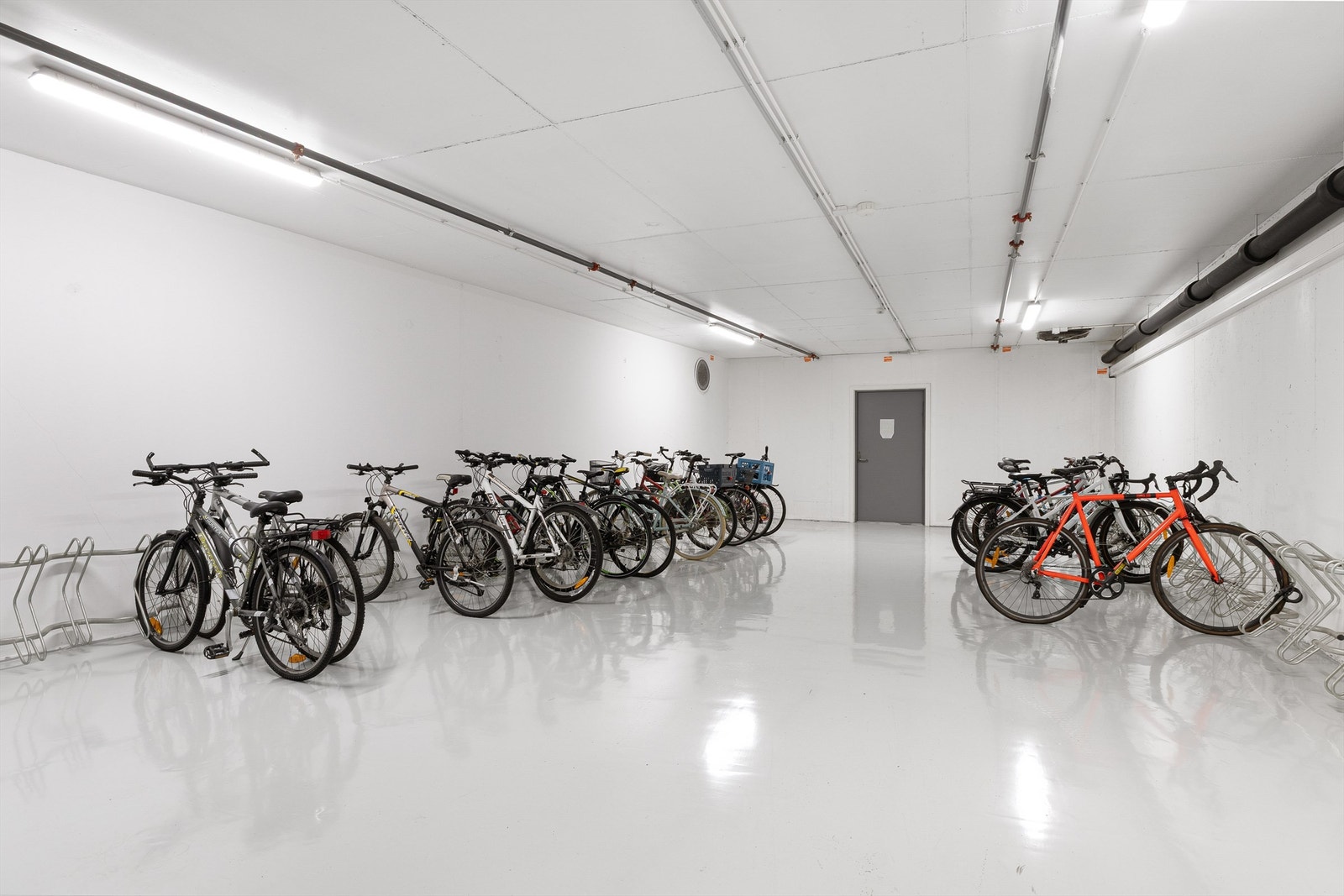 Felles sykkel bod like ved innkjørselen til garasjeanlegget. Galleribilde