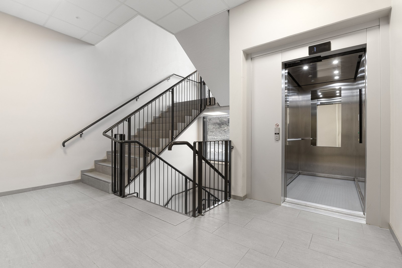 Heisen tar deg helt ned til garasjeanlegget og helt opp til takterrassen Galleribilde