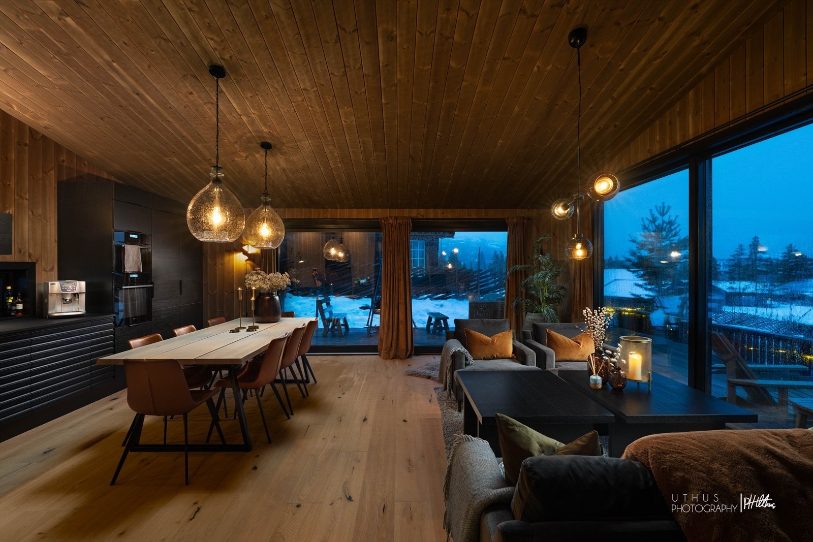 Romslig stue/kjøkkenområde. Store vinduer slipper inn mye naturlig lys. Integrerte screens i vinduene fra NorDan Galleribilde