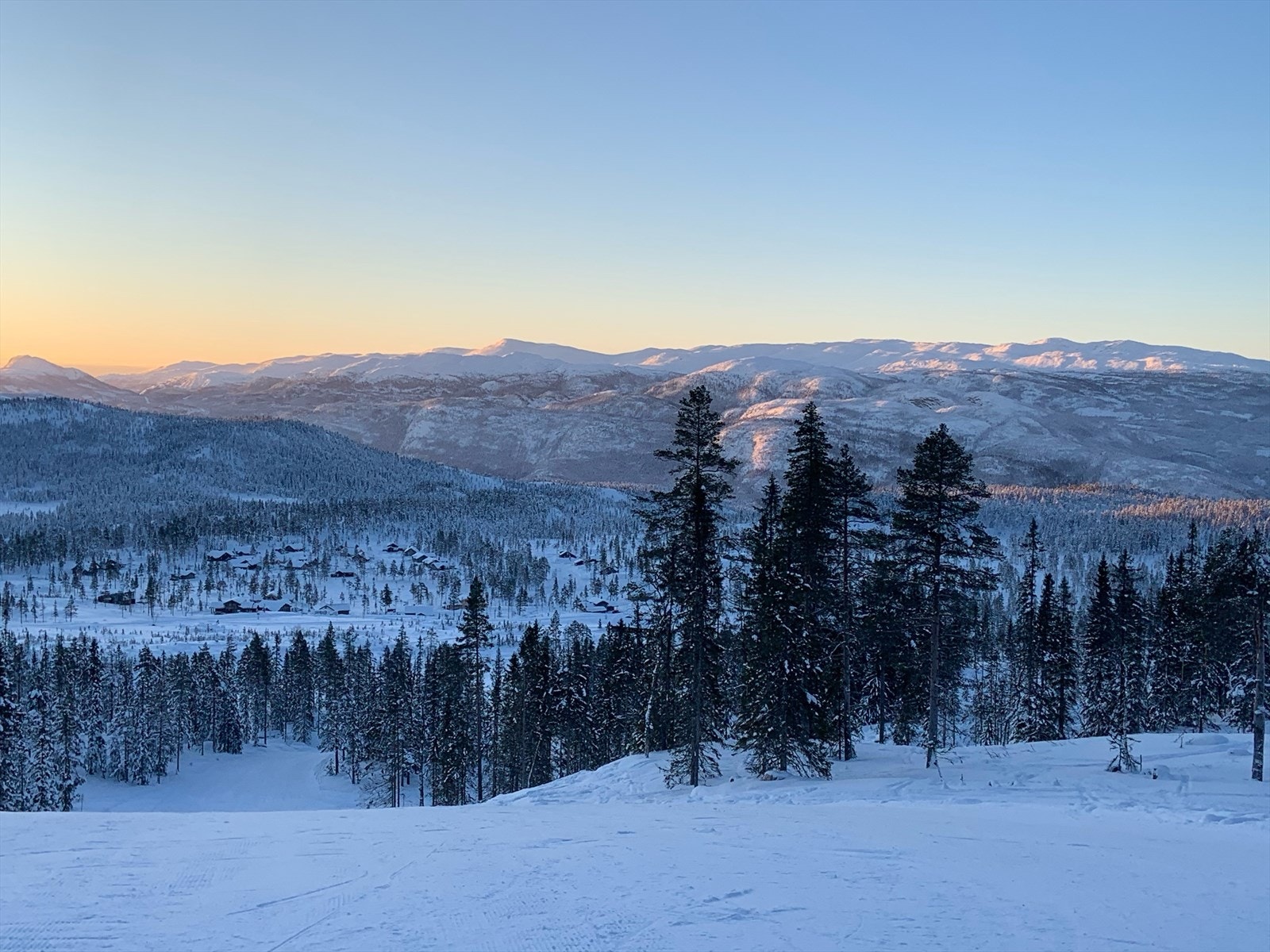 Turufjell Alpinsenter er et moderne og familievennlig skianlegg i Flå, Hallingdal, som byr på et variert alpin tilbud og Turufjell er i tillegg et eldorado på langrenn - perfekt for deg som ønsker en hytte med skiopplevelsene rett utenfor døren Galleribilde