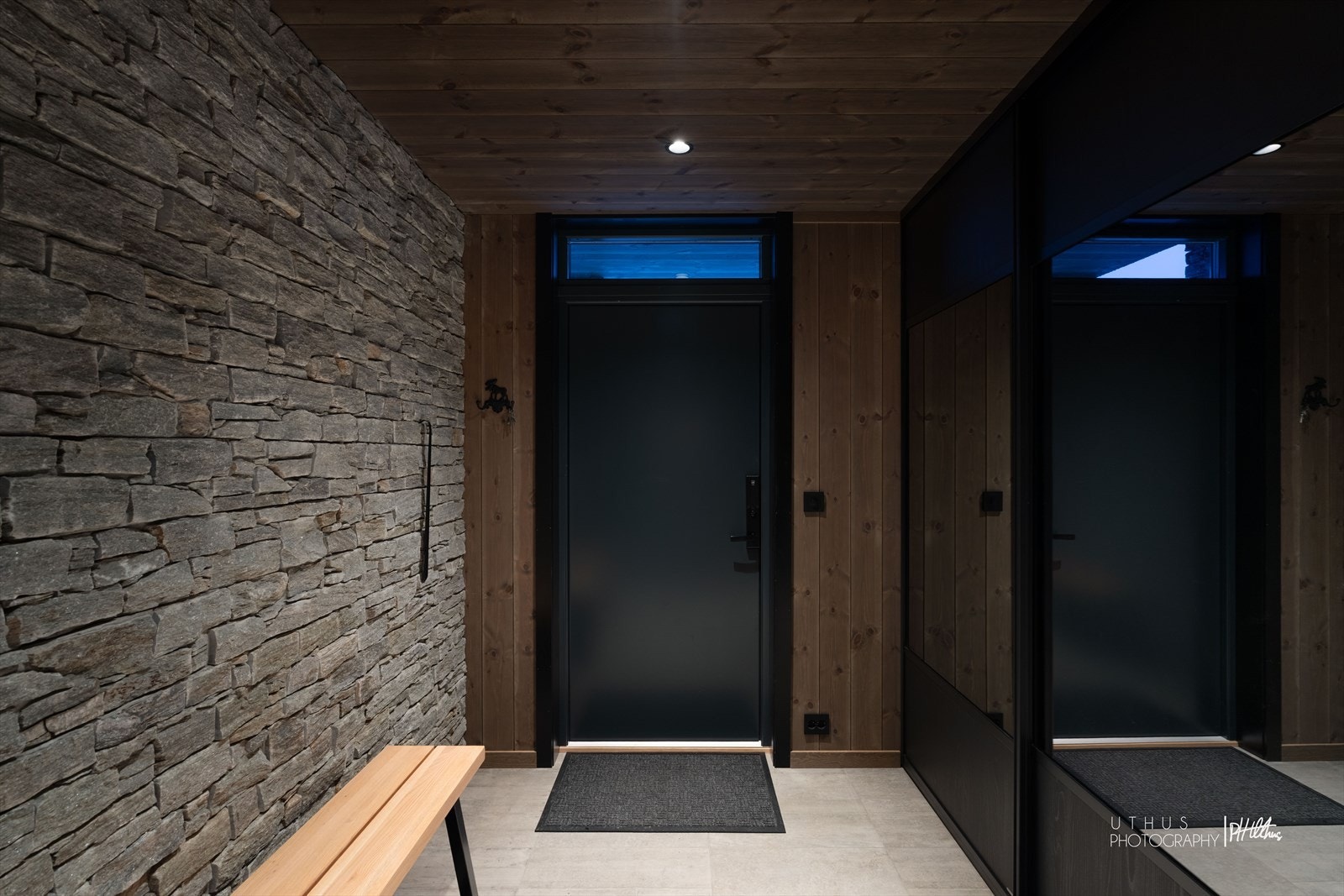 Stein detaljer fra peisen går igjen både i gang og i fasade ute Galleribilde