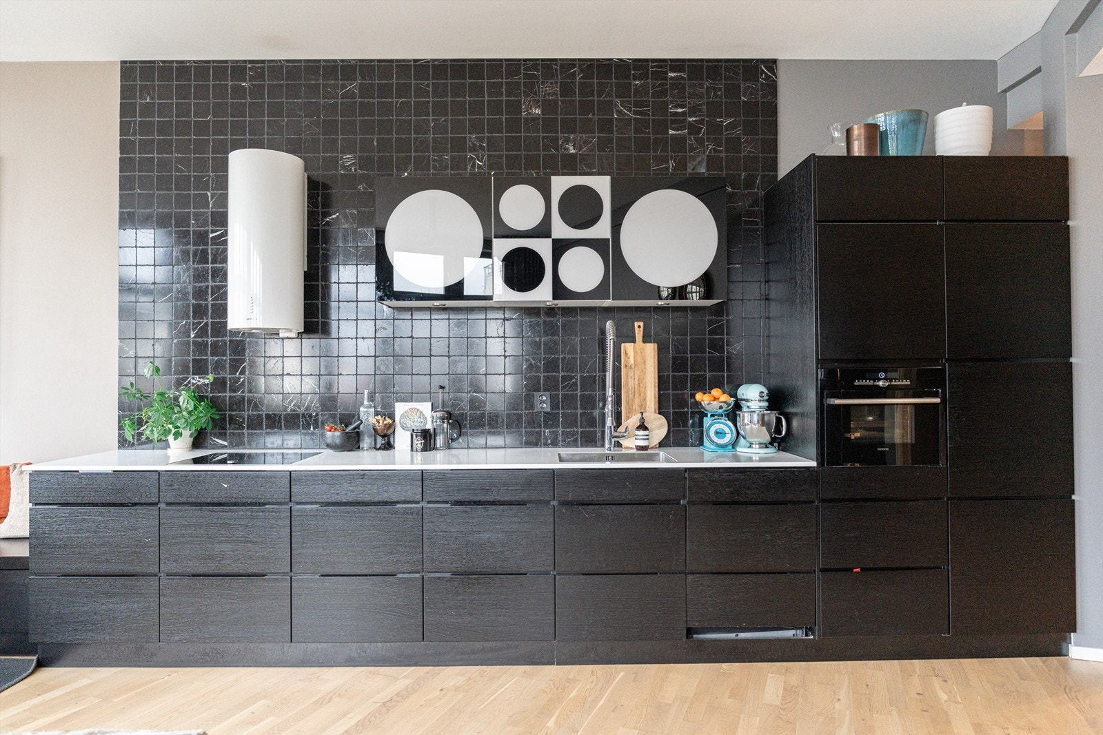 Mørke fronter og høytrykkslaminat benkeplate gir et rent og ryddig inntrykk, samtidig som de funksjonelle løsningene gjør hverdagen enkel. Galleribilde