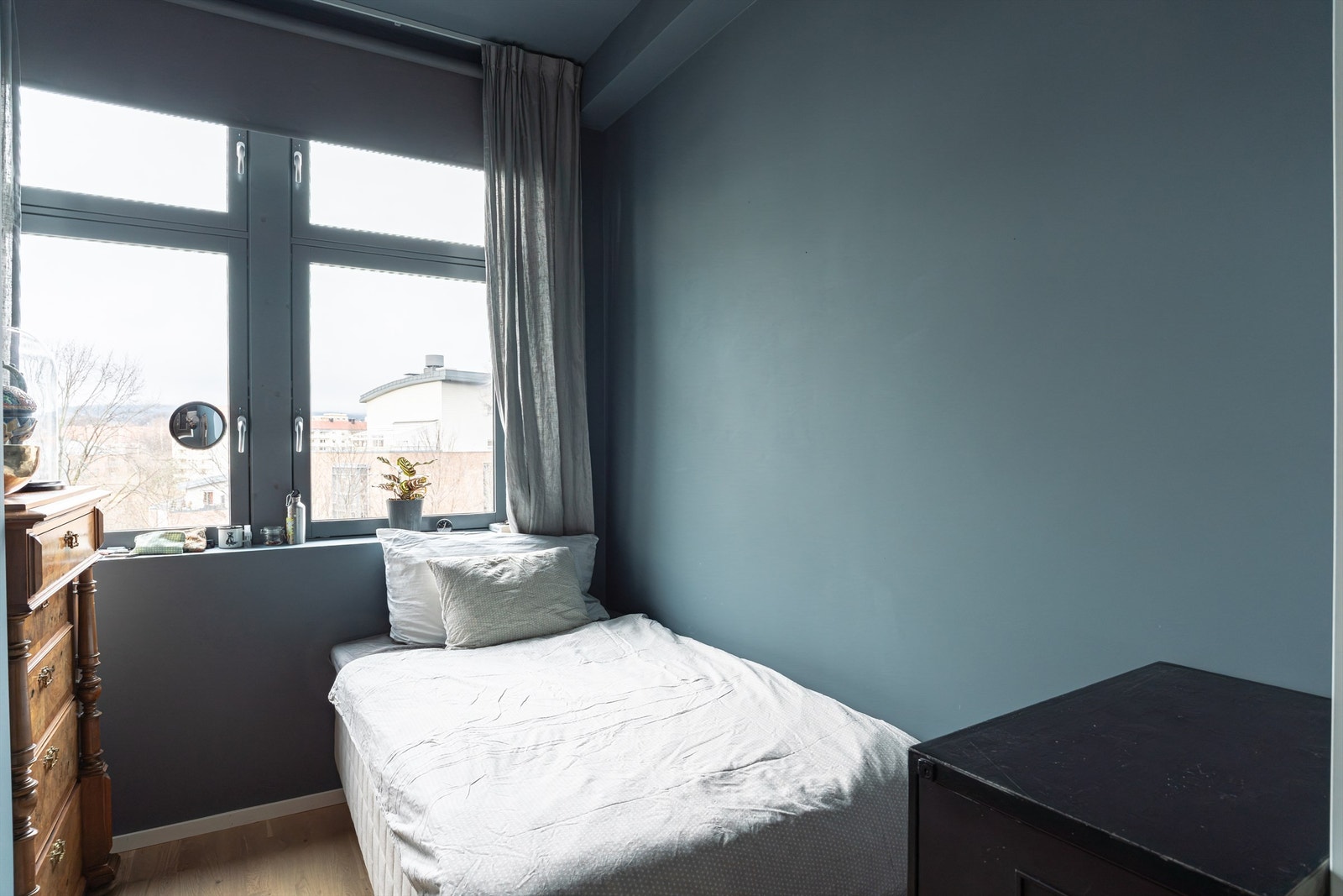 Rommet er malt i en behagelig blåfarge og kan fint benyttes som gjesterom, barnerom eller kontor. Galleribilde