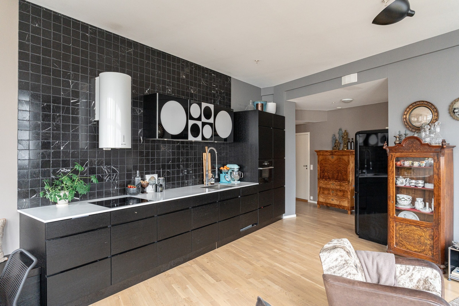 Kjøkkenet er både praktisk og estetisk tiltalende, med kjøkkeninnredning fra Kvik og moderne detaljer. Galleribilde